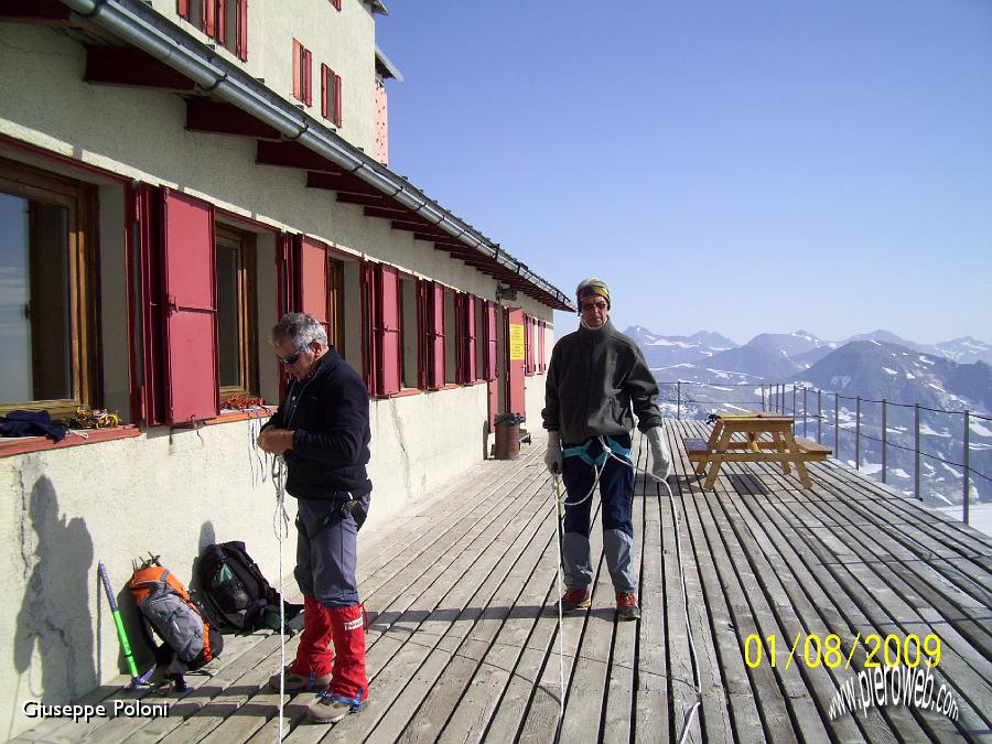 06-preparativi prima della salita sul ghiacciaio .jpg